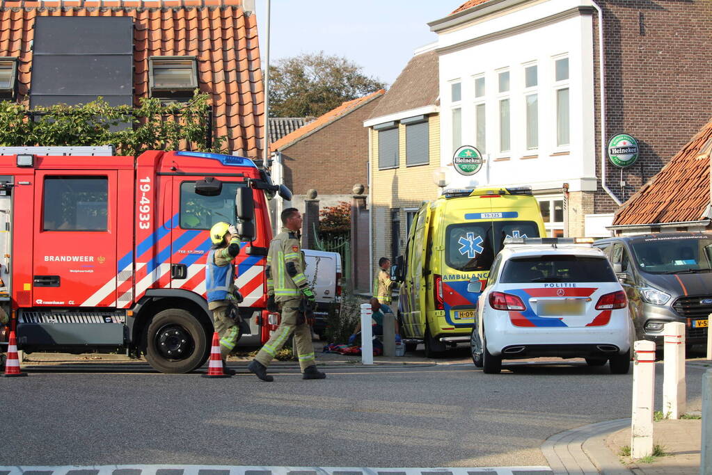 Persoon komt onder bestelbus terecht