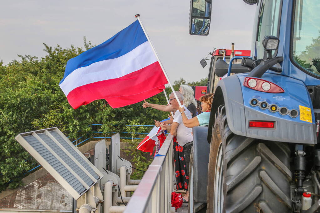 Boeren demonstreren op viaduct over snelweg