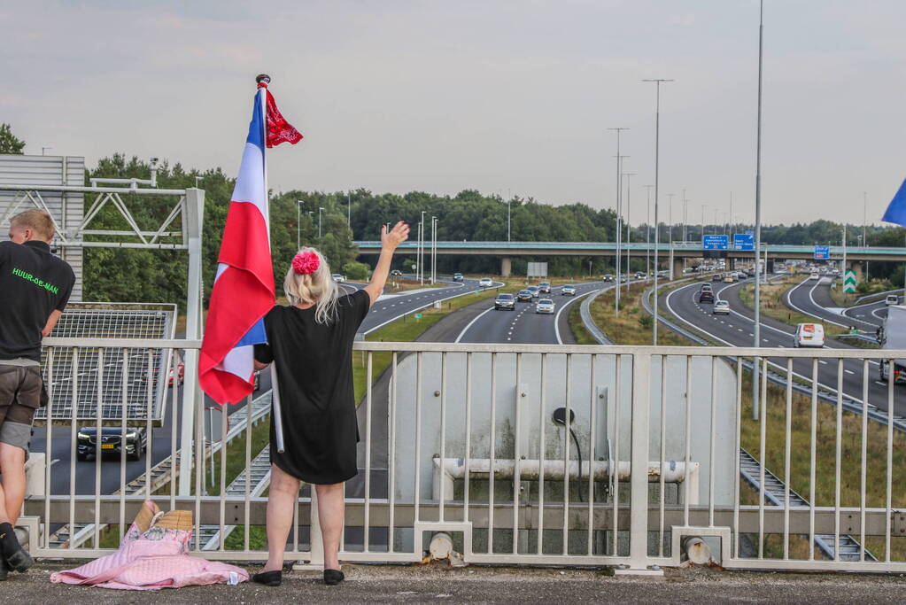 Boeren demonstreren op viaduct over snelweg