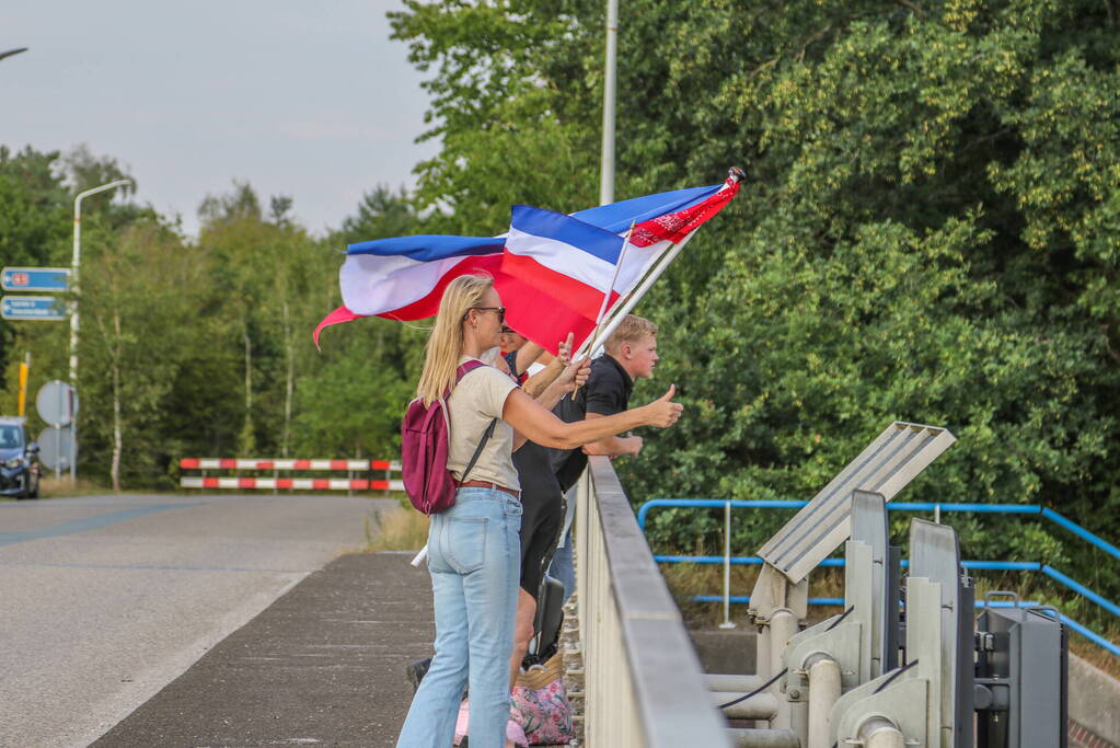 Boeren demonstreren op viaduct over snelweg