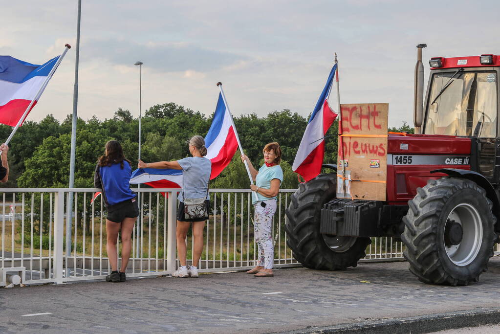 Boeren demonstreren op viaduct over snelweg