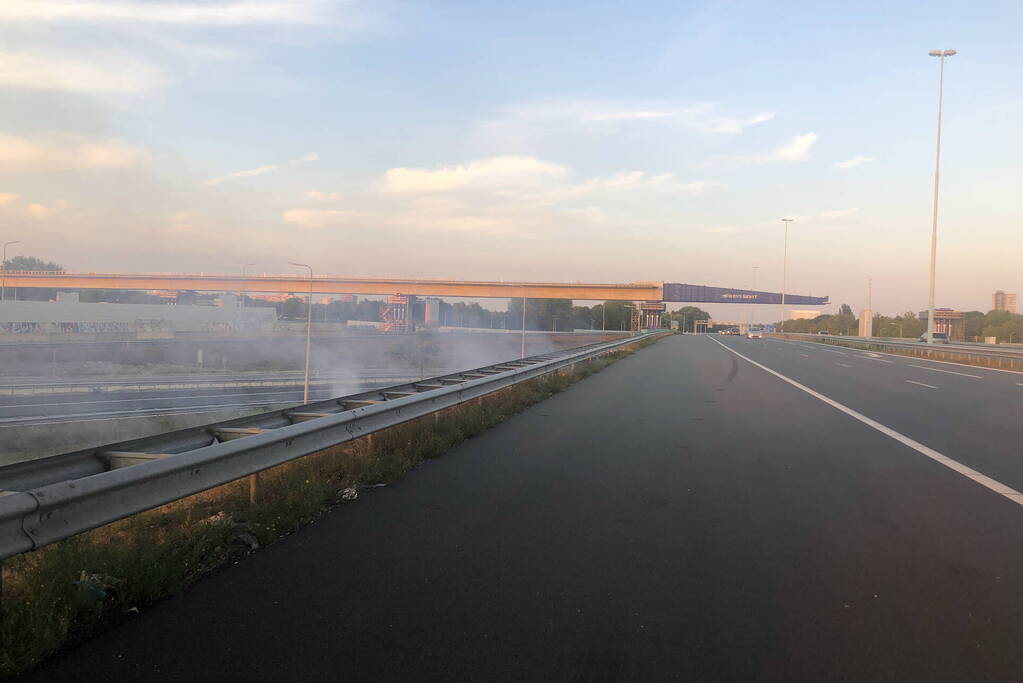 Tientallen meters berm in brand