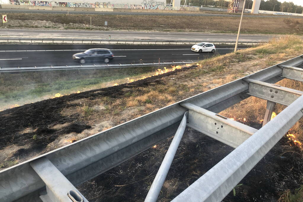 Tientallen meters berm in brand