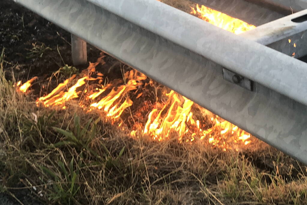 Tientallen meters berm in brand