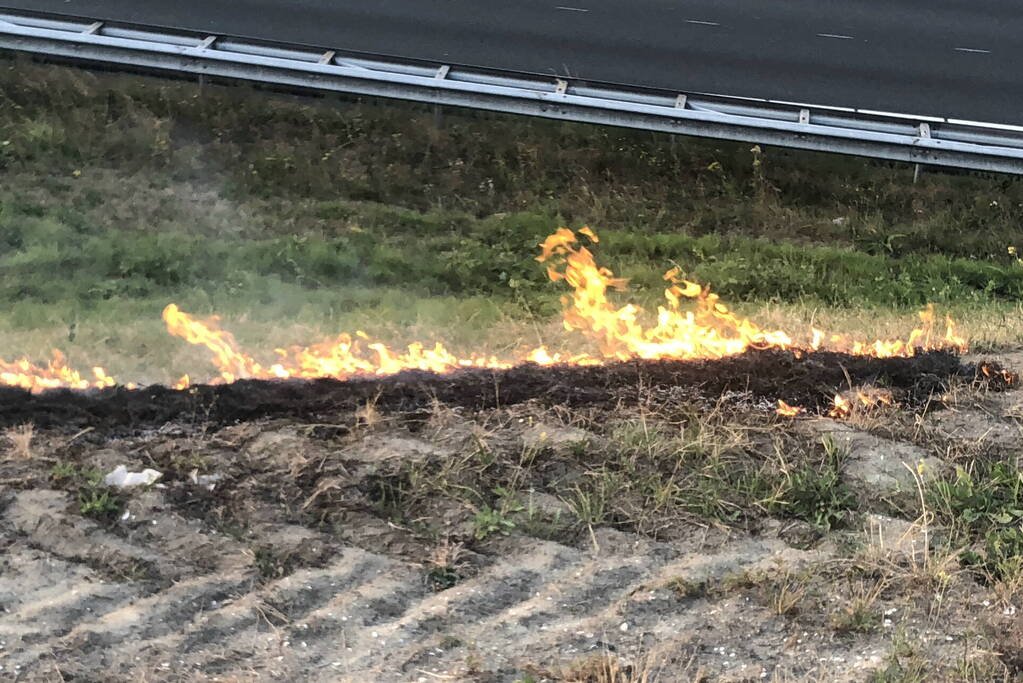 Tientallen meters berm in brand