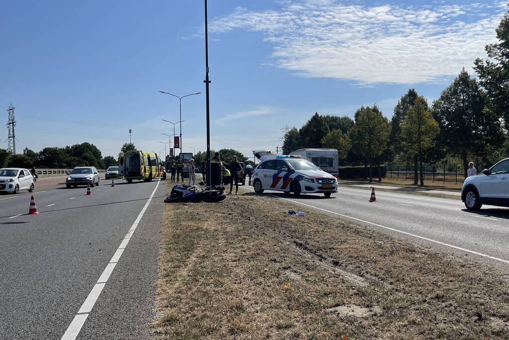 Motorrijder botst achterop auto en raakt gewond