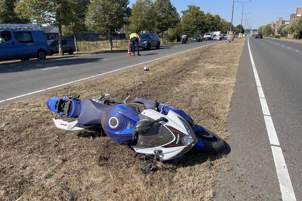 Motorrijder botst achterop auto en raakt gewond
