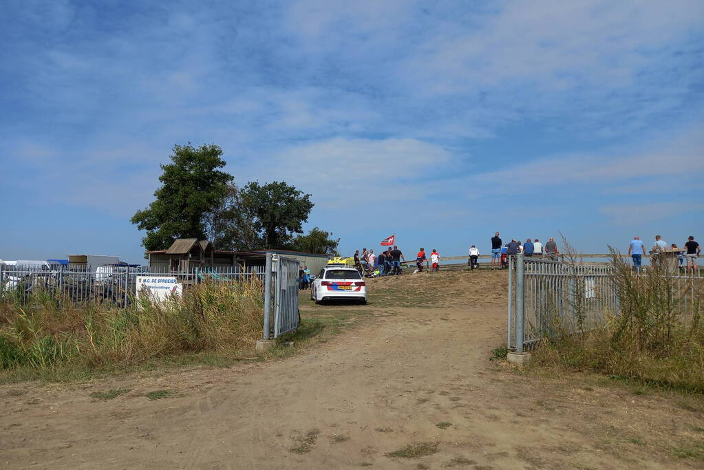 Motorcrosser ten val op crossterrein