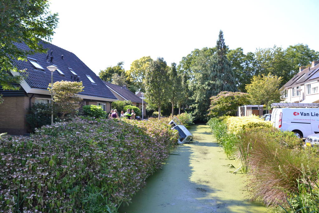 Automobilist belandt in sloot