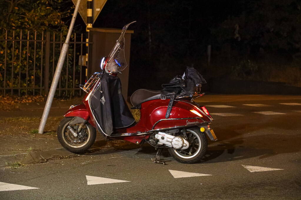 Scooterrijdster gaat hard onderuit en raakt ernstig gewond