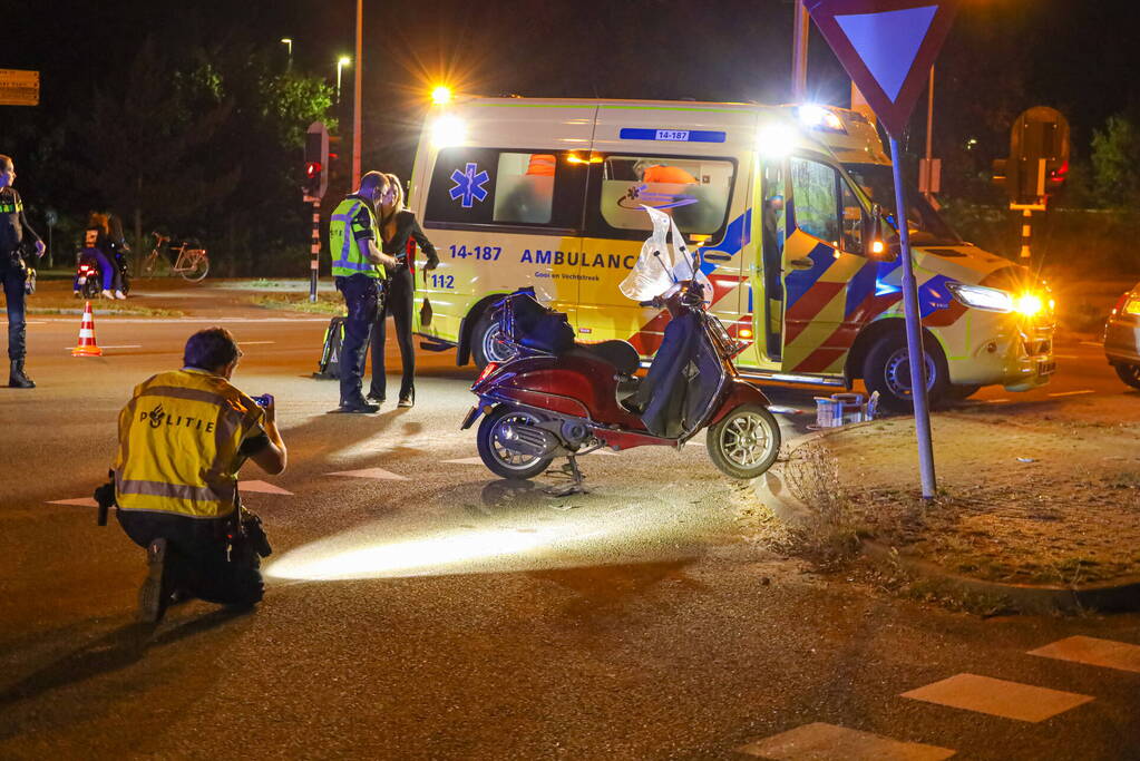 Scooterrijdster gaat hard onderuit en raakt ernstig gewond