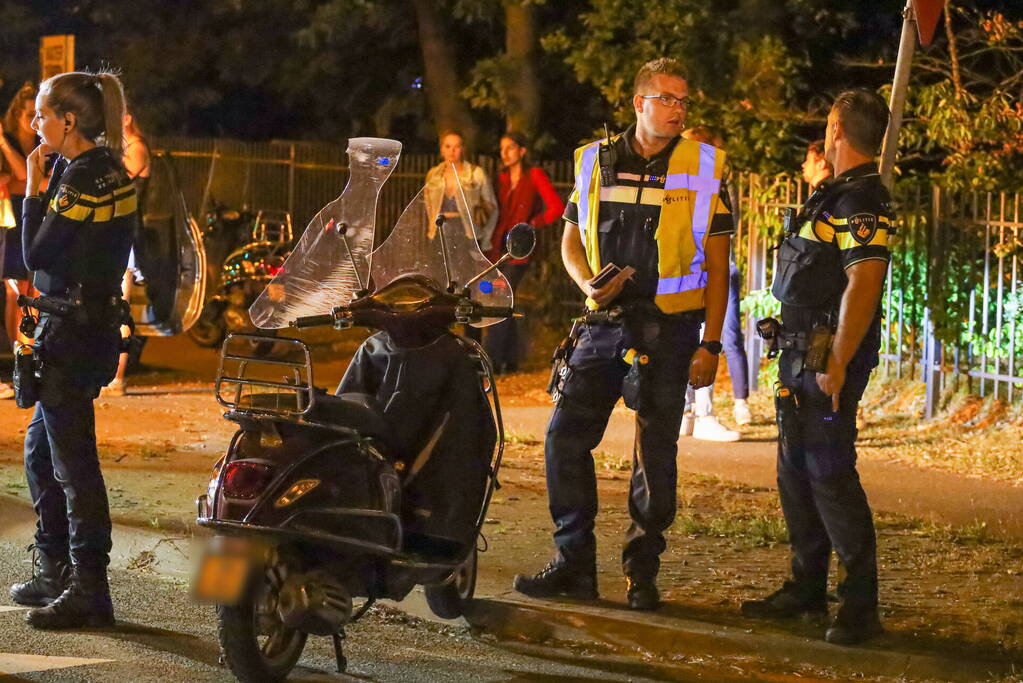 Scooterrijdster gaat hard onderuit en raakt ernstig gewond