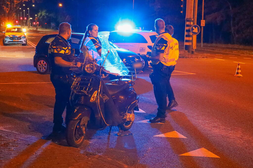 Scooterrijdster gaat hard onderuit en raakt ernstig gewond