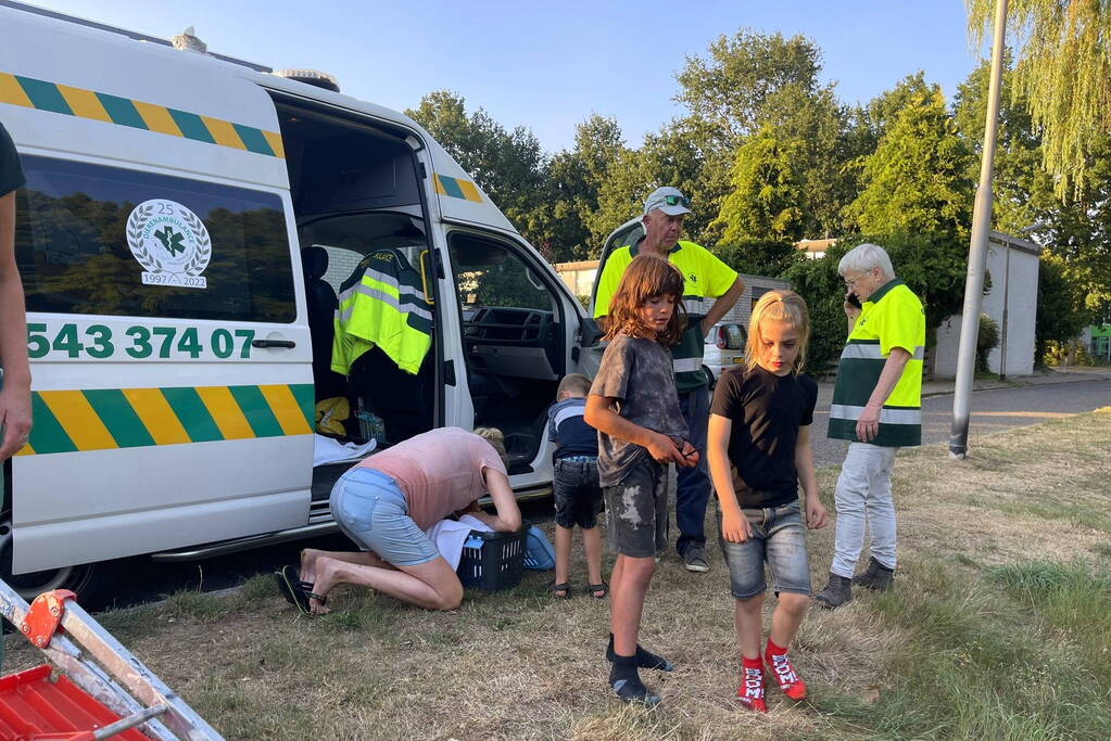 Buurtbewoonster redt kat Charlie uit sloot