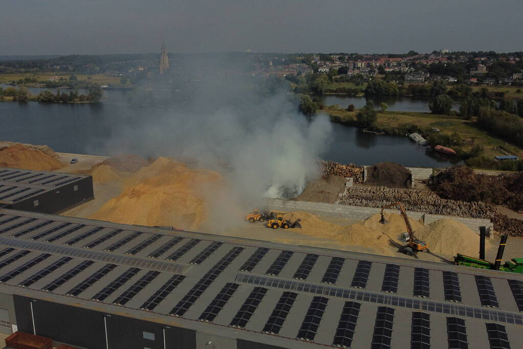 Grote stapel houtsnippers in brand bij houtverwerkingsbedrijf
