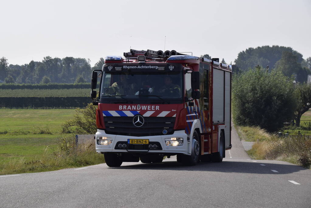 Grote stapel houtsnippers in brand bij houtverwerkingsbedrijf
