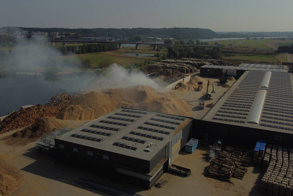 Grote stapel houtsnippers in brand bij houtverwerkingsbedrijf
