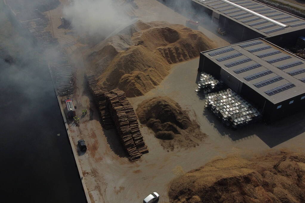 Grote stapel houtsnippers in brand bij houtverwerkingsbedrijf