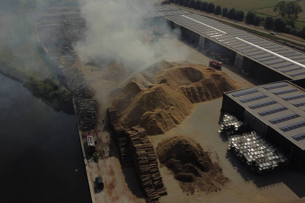 Grote stapel houtsnippers in brand bij houtverwerkingsbedrijf