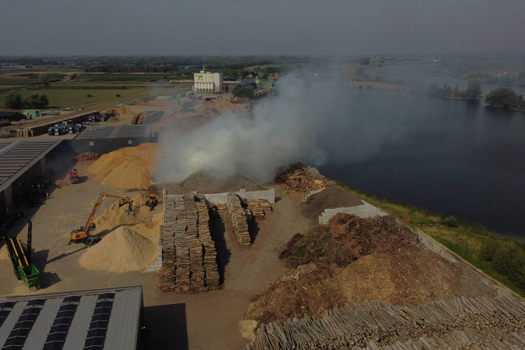 Grote stapel houtsnippers in brand bij houtverwerkingsbedrijf
