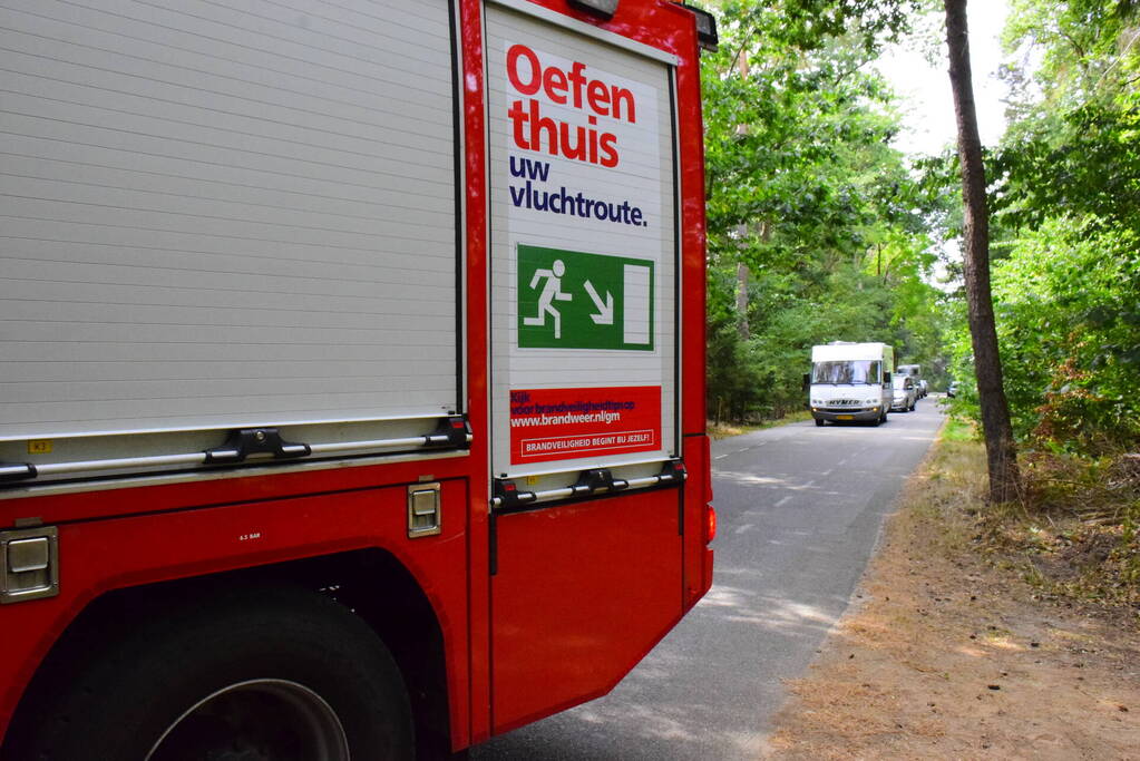 Weg kort afgesloten door omgevallen boom
