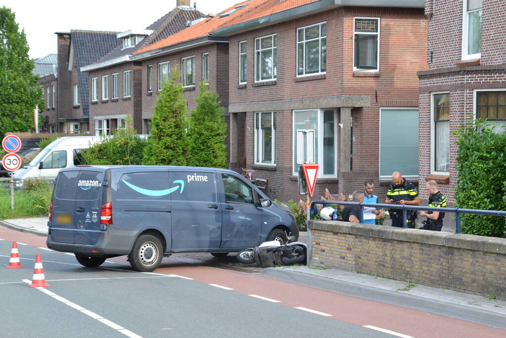 Scooterrijder in botsing met bestelbus