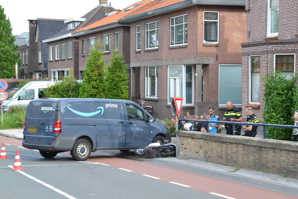 Scooterrijder in botsing met bestelbus