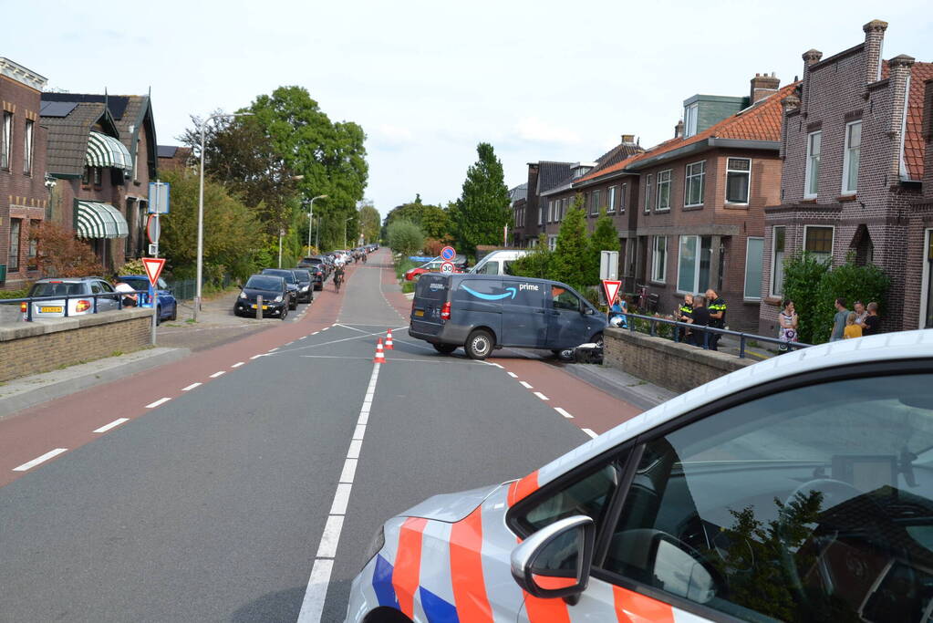 Scooterrijder in botsing met bestelbus