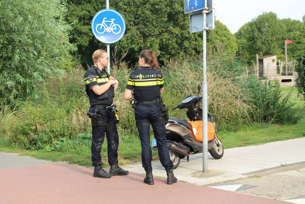 Scooterrijder schrikt van auto en komt ten val