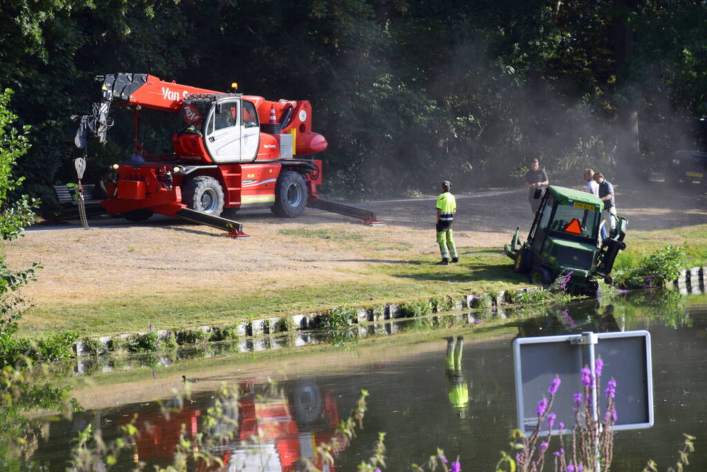 Grasmaaier dreigt in het water te vallen