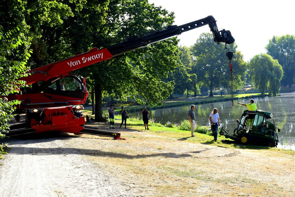 Grasmaaier dreigt in het water te vallen