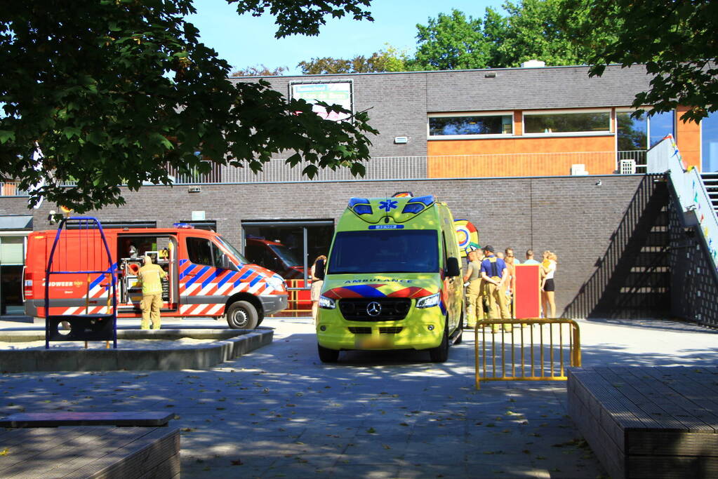 Kind zit met hoofd vast in voetbaldoel op schoolplein