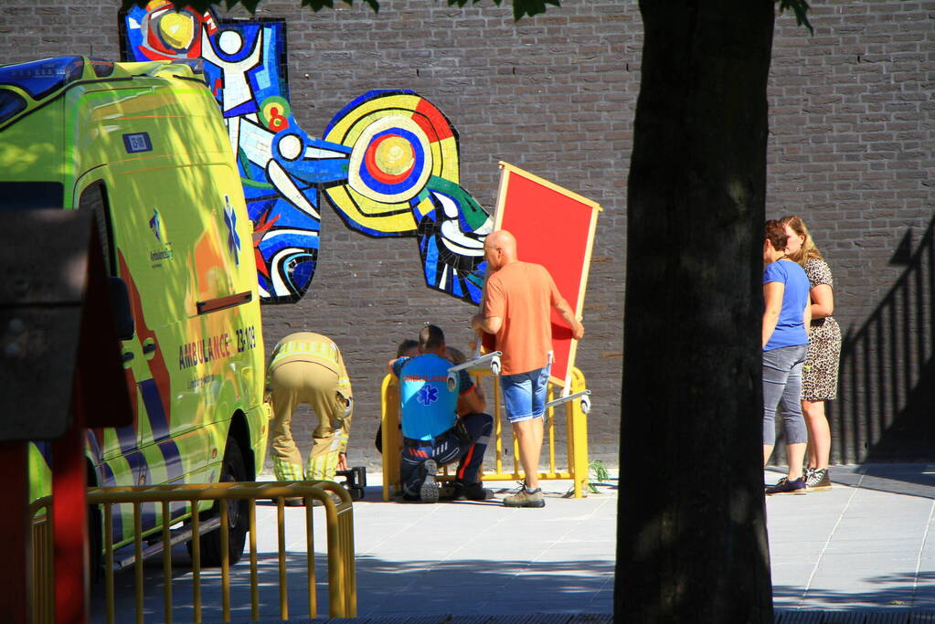 Kind zit met hoofd vast in voetbaldoel op schoolplein