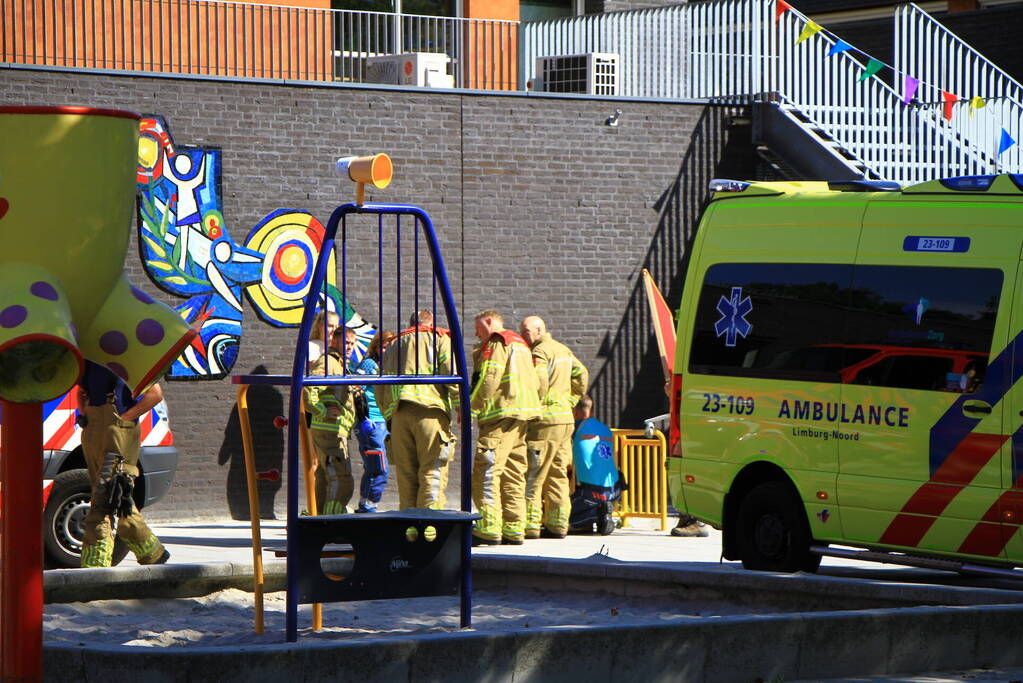 Kind zit met hoofd vast in voetbaldoel op schoolplein