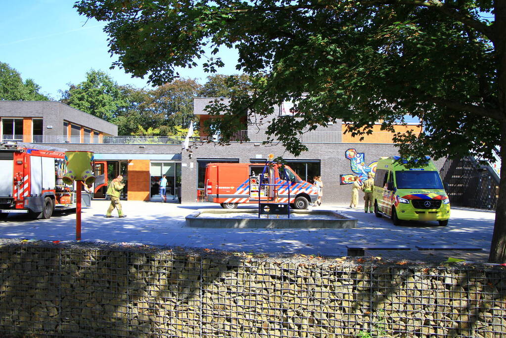 Kind zit met hoofd vast in voetbaldoel op schoolplein