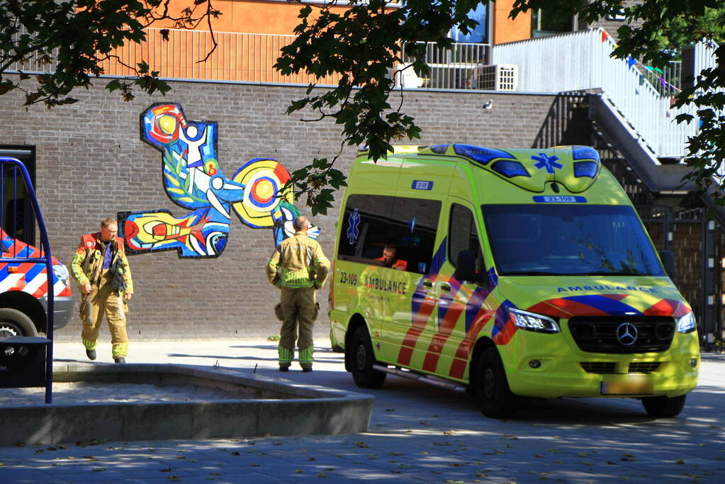 Kind zit met hoofd vast in voetbaldoel op schoolplein
