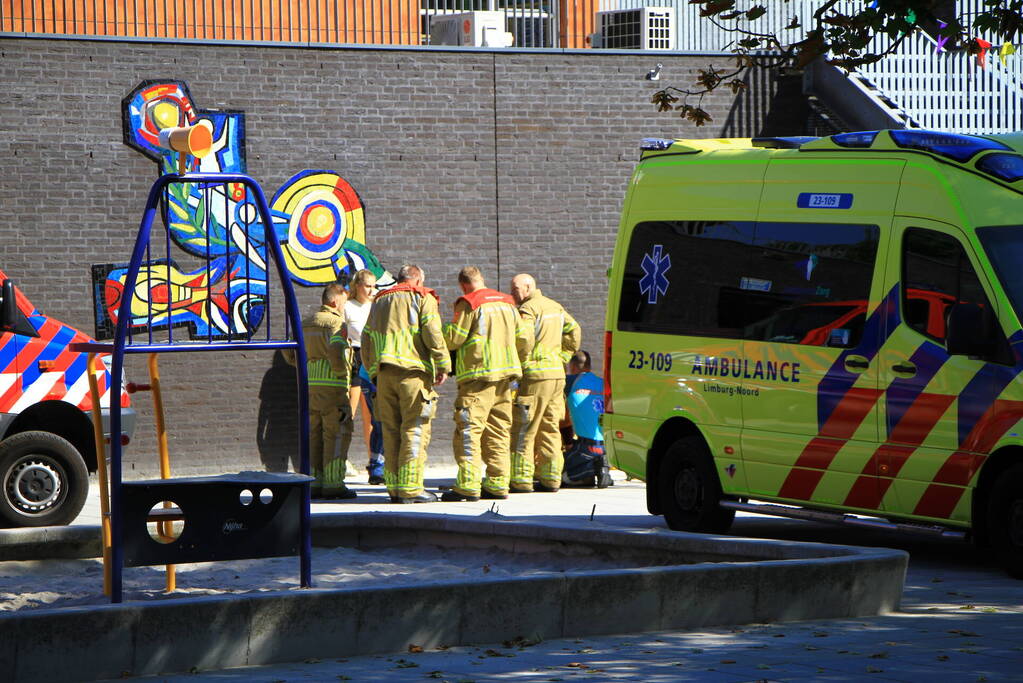 Kind zit met hoofd vast in voetbaldoel op schoolplein