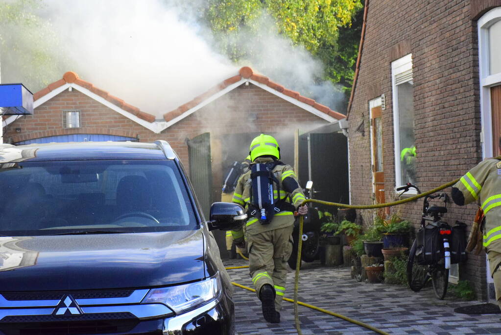 Hevige brand in garageboxen