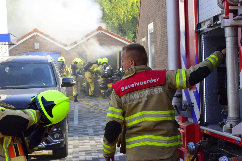 Hevige brand in garageboxen