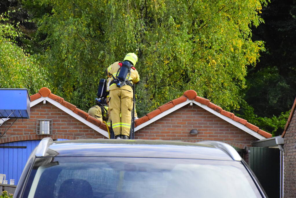 Hevige brand in garageboxen