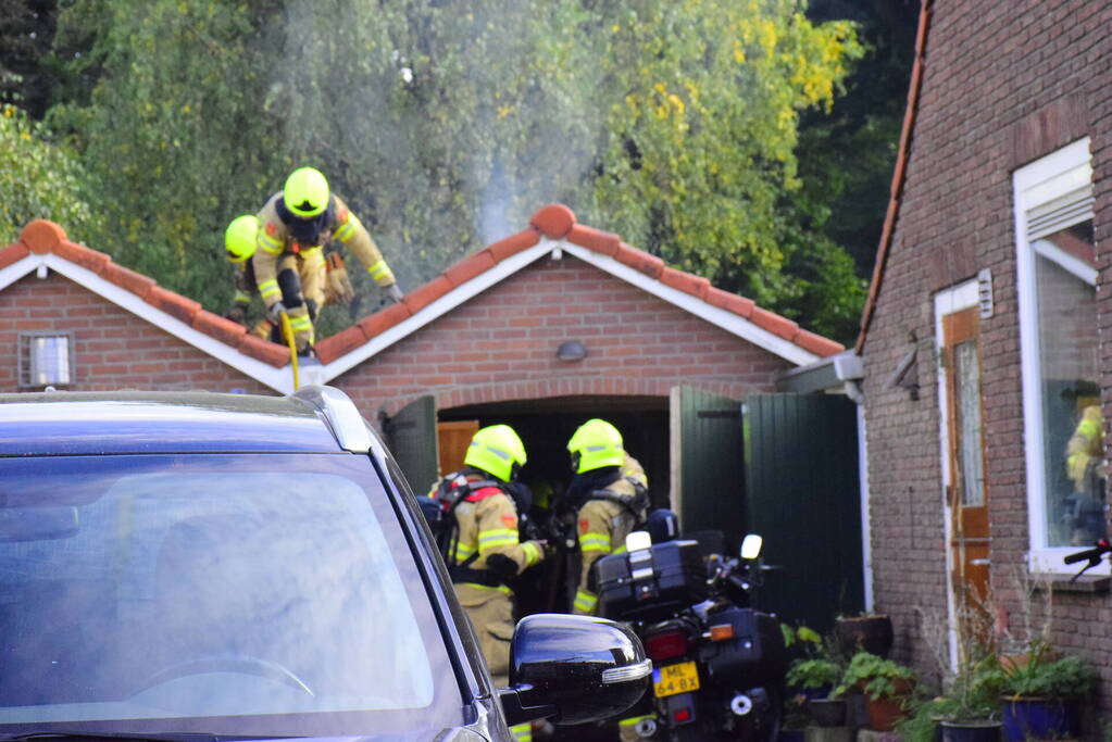 Hevige brand in garageboxen