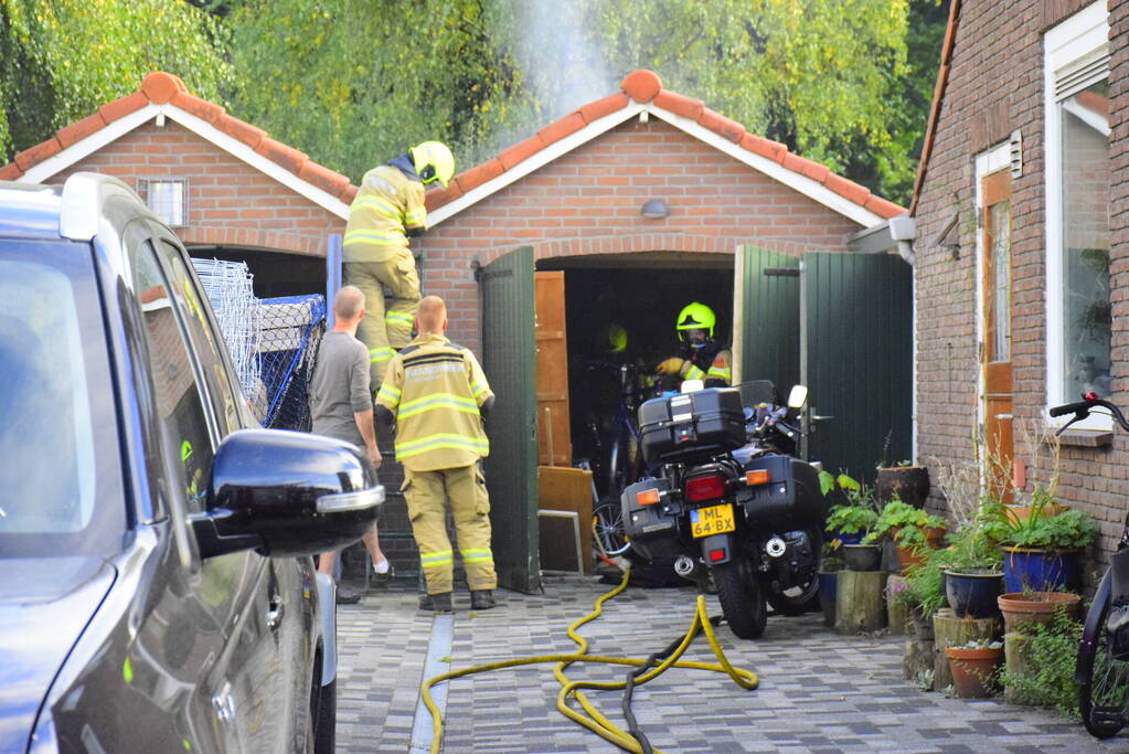 Hevige brand in garageboxen