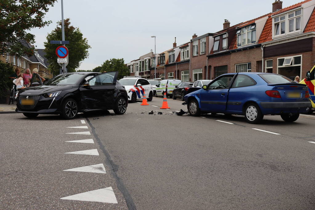 Kindje gewond bij botsing op kruising
