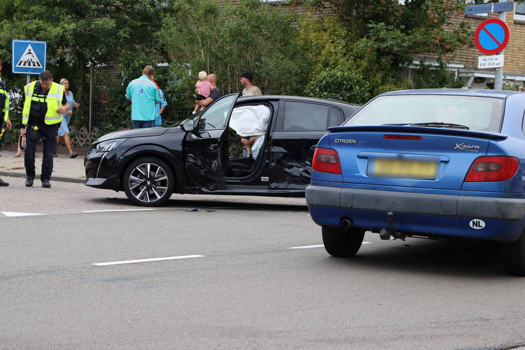 Kindje gewond bij botsing op kruising