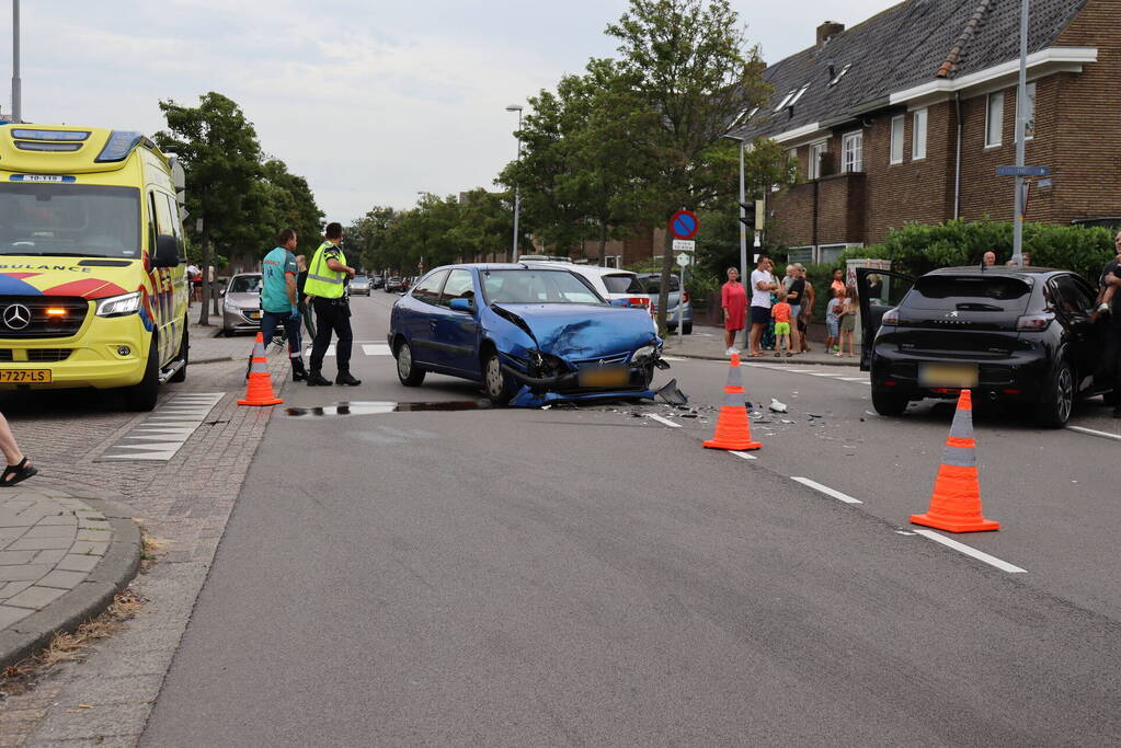 Kindje gewond bij botsing op kruising