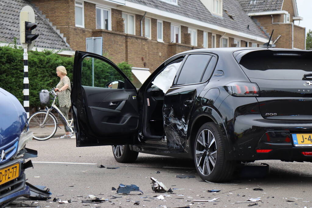 Kindje gewond bij botsing op kruising