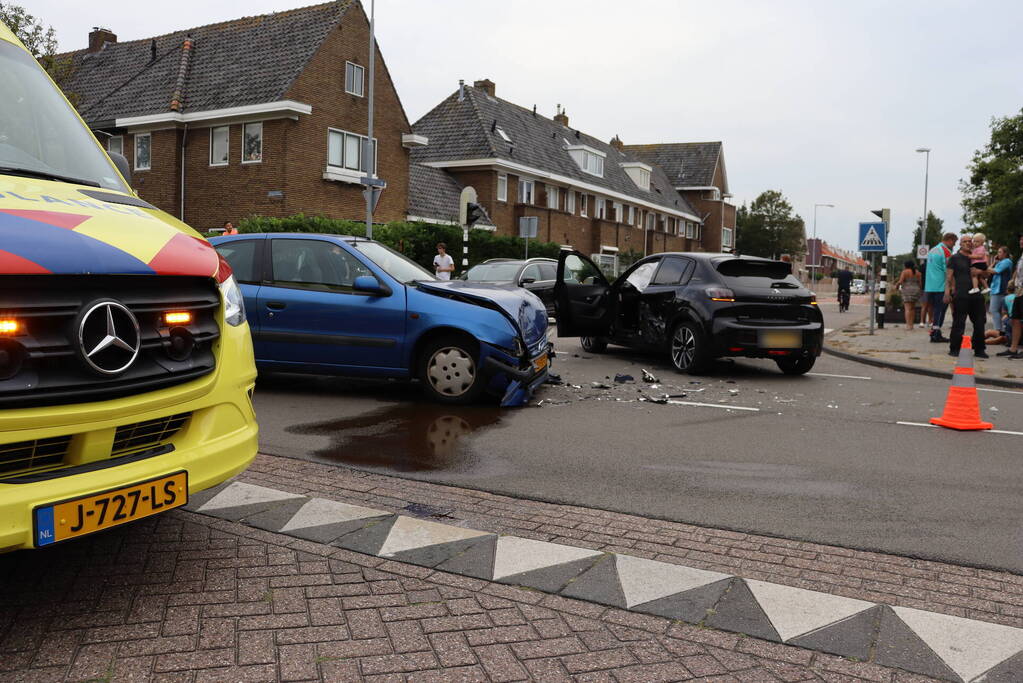 Kindje gewond bij botsing op kruising