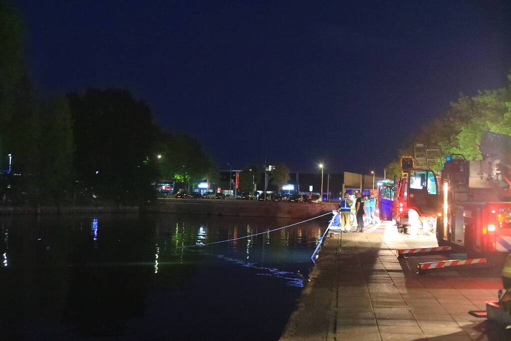 Grote zoekactie nadat auto te water raakt