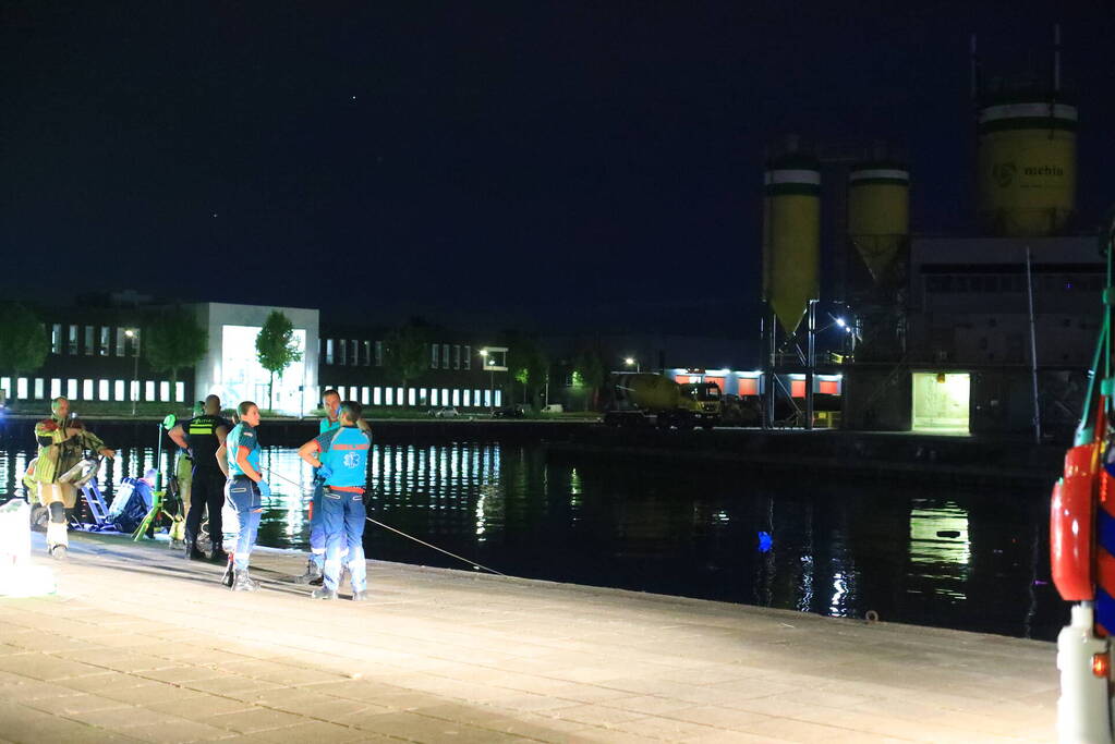 Grote zoekactie nadat auto te water raakt