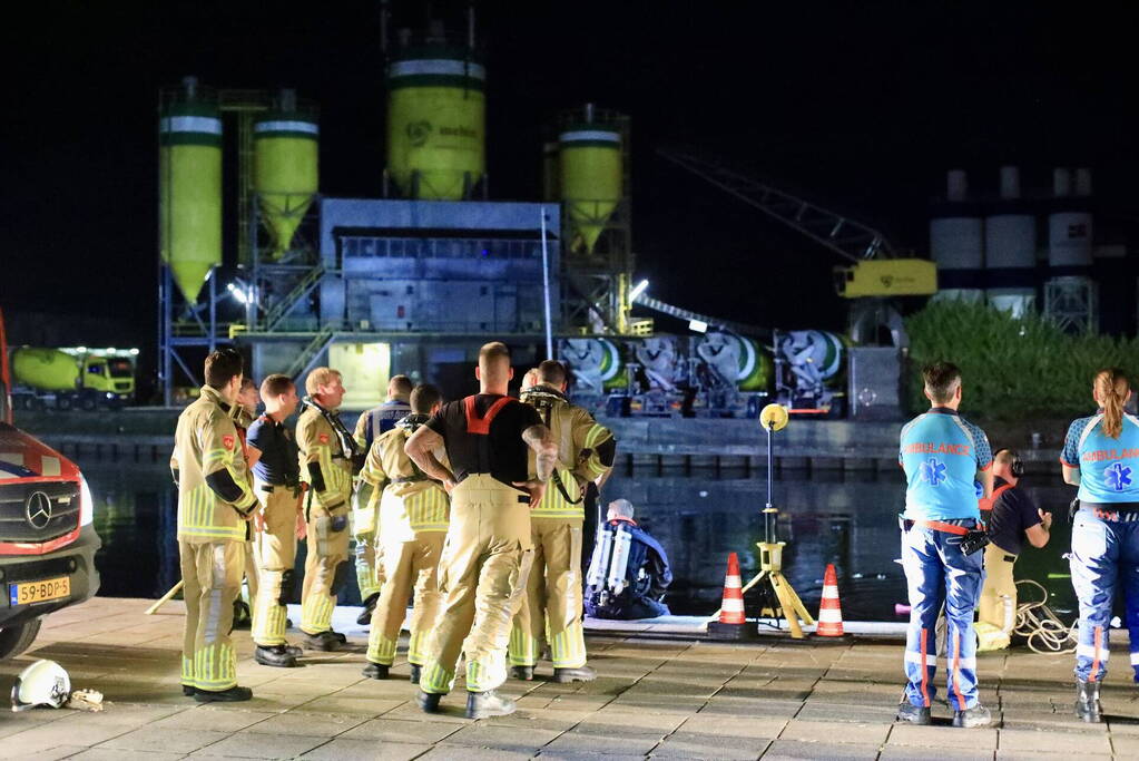 Grote zoekactie nadat auto te water raakt